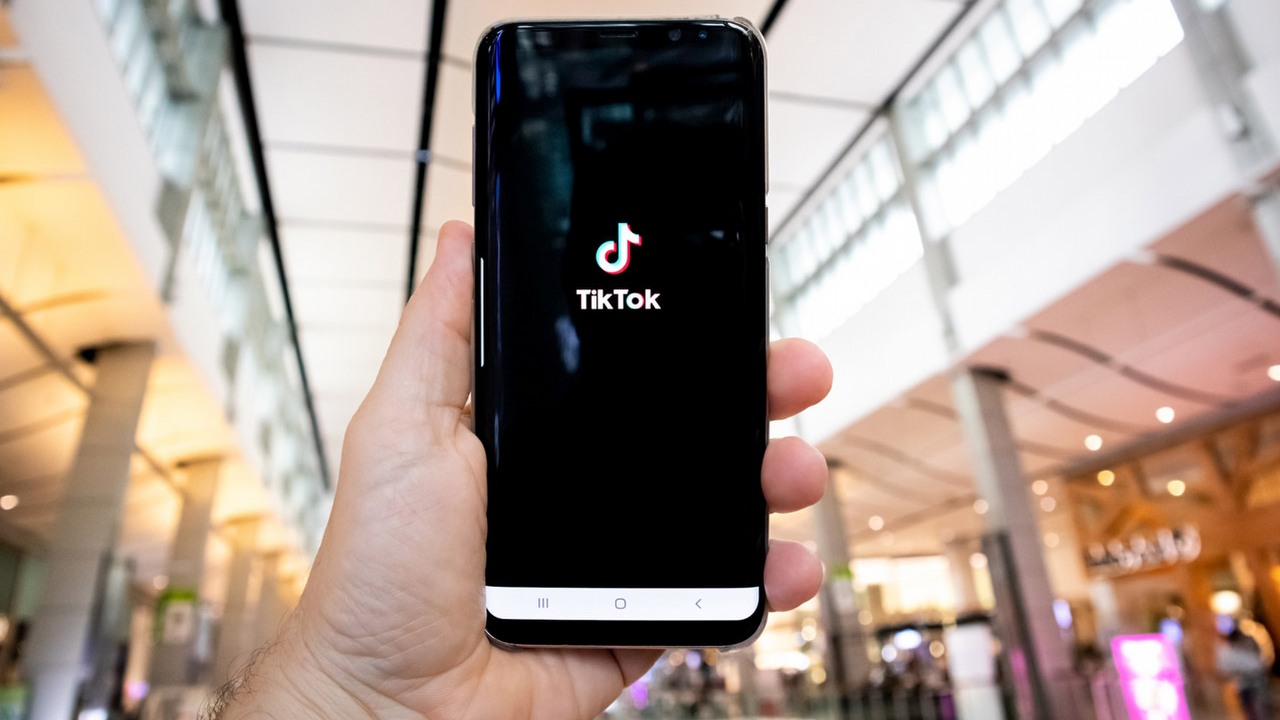 TikTok i chińskie smartfony zagrożone w Polsce, źródło grafiki: Unsplash | Olivier Bergeron.
