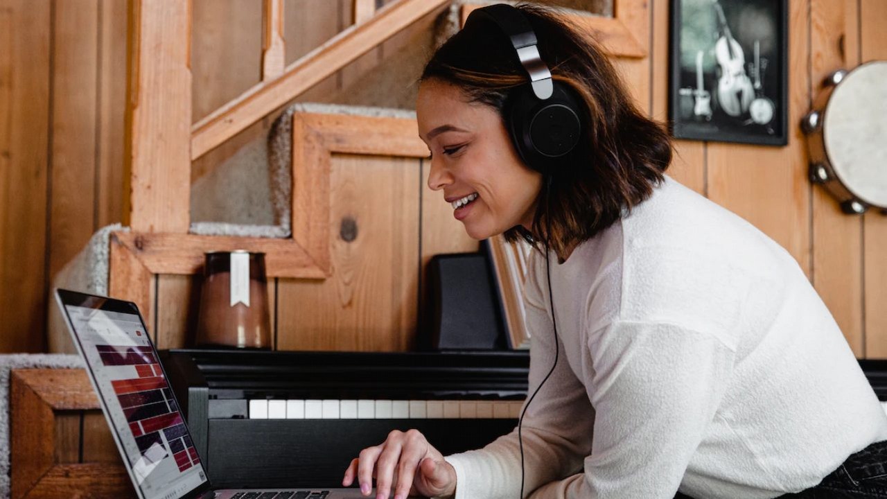 Sprzęt audio taniej w ramach Wiosennych okazji na Amazon.pl, źródło grafiki: Soundtrap; Unsplash.com; 2020.