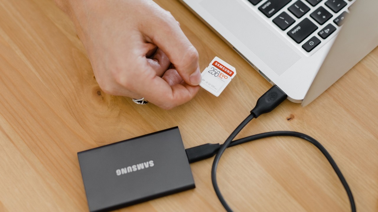 Na nowym SSD znalazł oprogramowanie warte kilkanaście tys. zł, źródło grafiki: Samsung Memory / Unsplash.