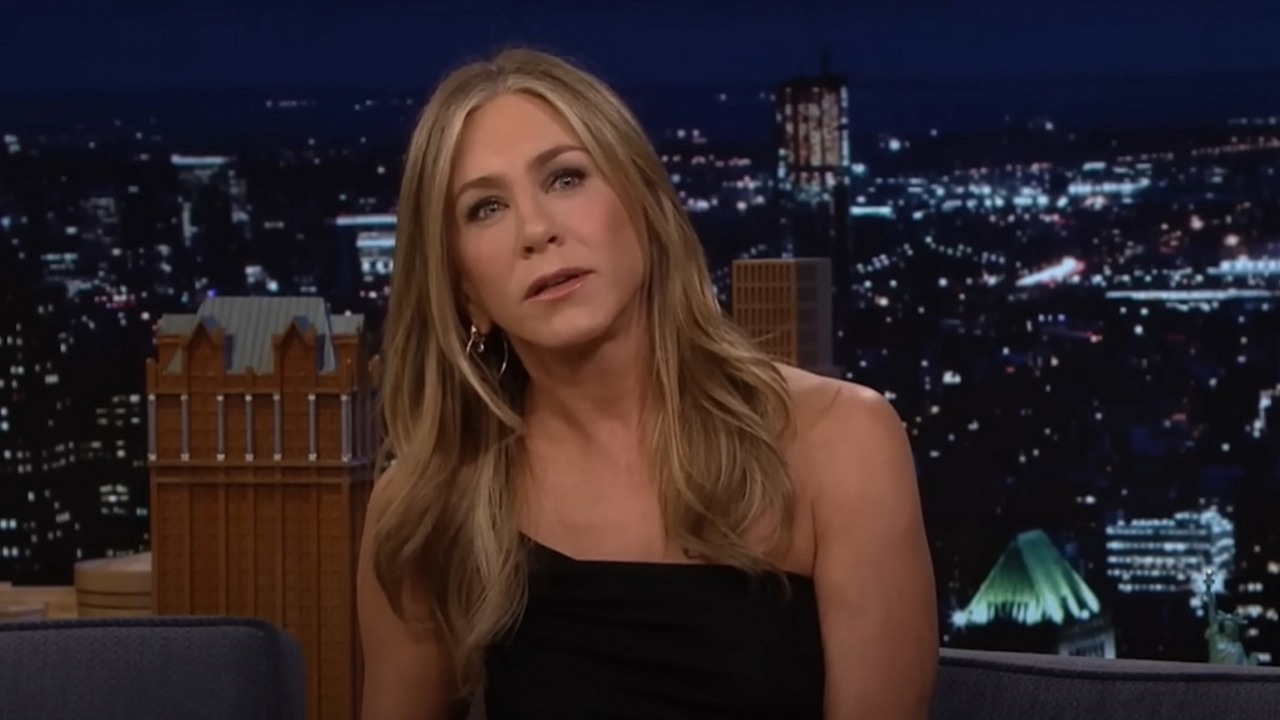 Według Jennifer Aniston trzeba teraz uważać, robiąc komedię, bo łatwo kogoś obrazić, źródło grafiki: YouTube: The Tonight Show Starring Jimmy Fallon; 2023.