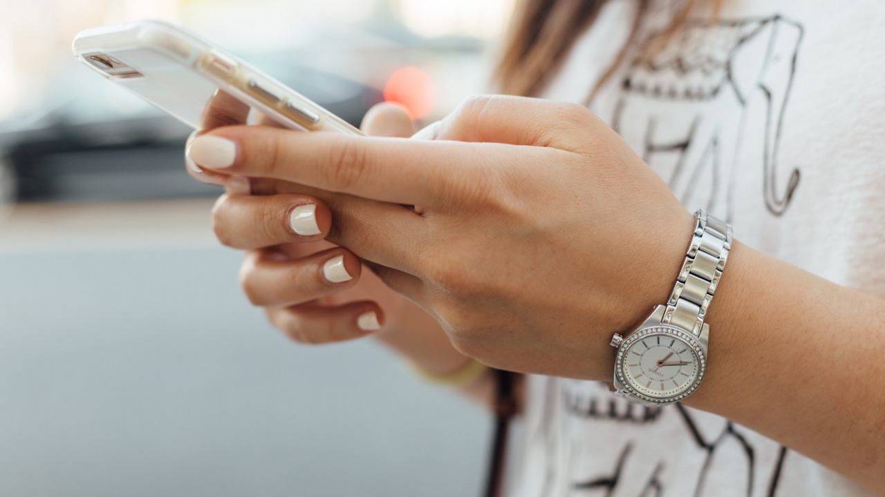 Twórca pierwszej komórki narzeka, że nie korzystamy z nich właściwie, źródło grafiki: Unsplash | Paul Hanaoka..