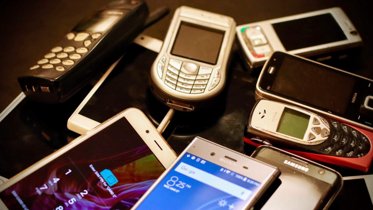 Proste telefony wracają do łask, ludzie mają dość smartfonów, źródło grafiki: Unsplash | Eirik Solheim..