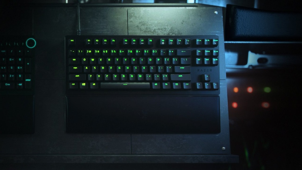 Nocna promocja z tanim sprzętem w RTV Euro AGD, źródło grafiki: Razer.