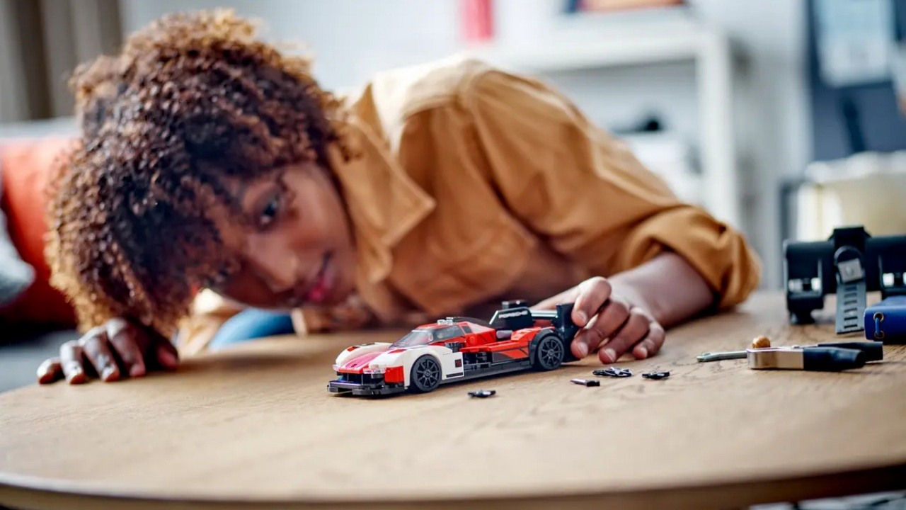 LEGO Porsche 963 w świetnej cenie z okazji Allegro Days, źródło grafiki: LEGO; materiały promocyjne..