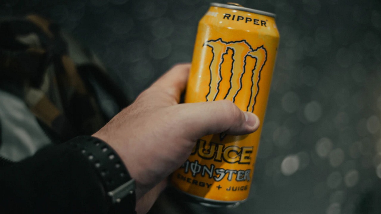 Producent napoju Monster Energy znów nęka twórców gier absurdalnymi roszczeniami, źródło grafiki: Unsplash/Jonathan Cooper/Monster Energy.
