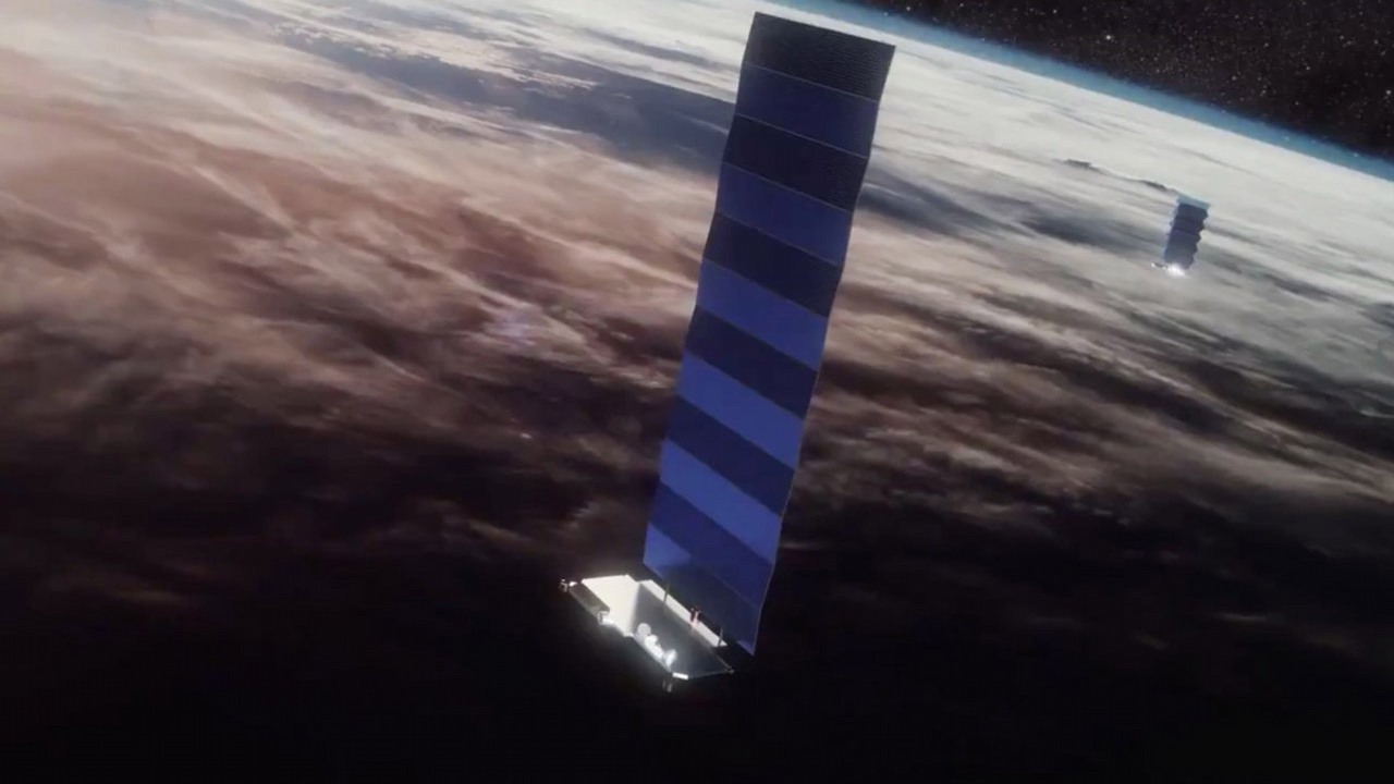 Jeden ze Starlinków spadł z orbity, źródło grafiki: Spacex.com.