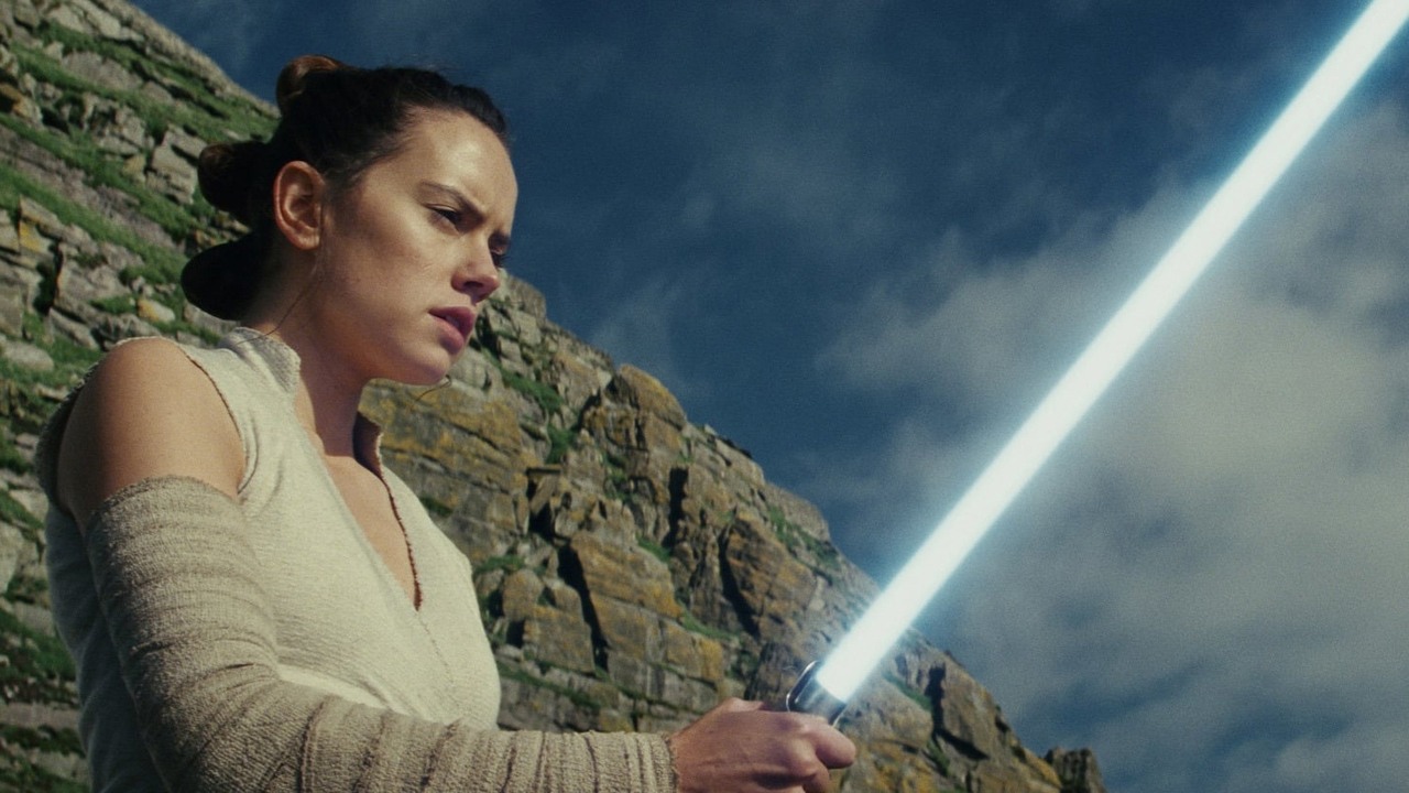 Nadchodzą 3 filmy Star Wars; Daisy Ridley wróci jako Rey, źródło grafiki: Gwiezdne wojny: Ostatni Jedi, Rian Johnson, Lucasfilm, 2017.