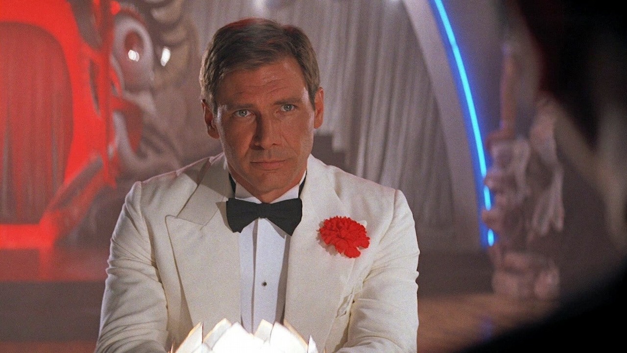 Na początku Indiany Jonesa 2 jest ukryty ciekawy easter egg z Gwiezdnych wojen, źródło grafiki: Indiana Jones 2, reż. Steven Spielberg, Paramount Pictures, 1984.