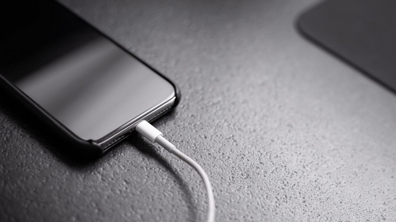 FBI ostrzega przed publicznymi ładowarkami do telefonów; mogą być niebezpieczne, źródło grafiki: Unsplash | Andreas Haslinger..