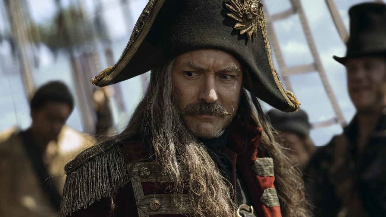 Jude Law jako Kapitan Hak w zwiastunie Piotrusia Pana i Wendy, źródło grafiki: Piotruś Pan i Wendy; David Lowery; Disney+; 2023.