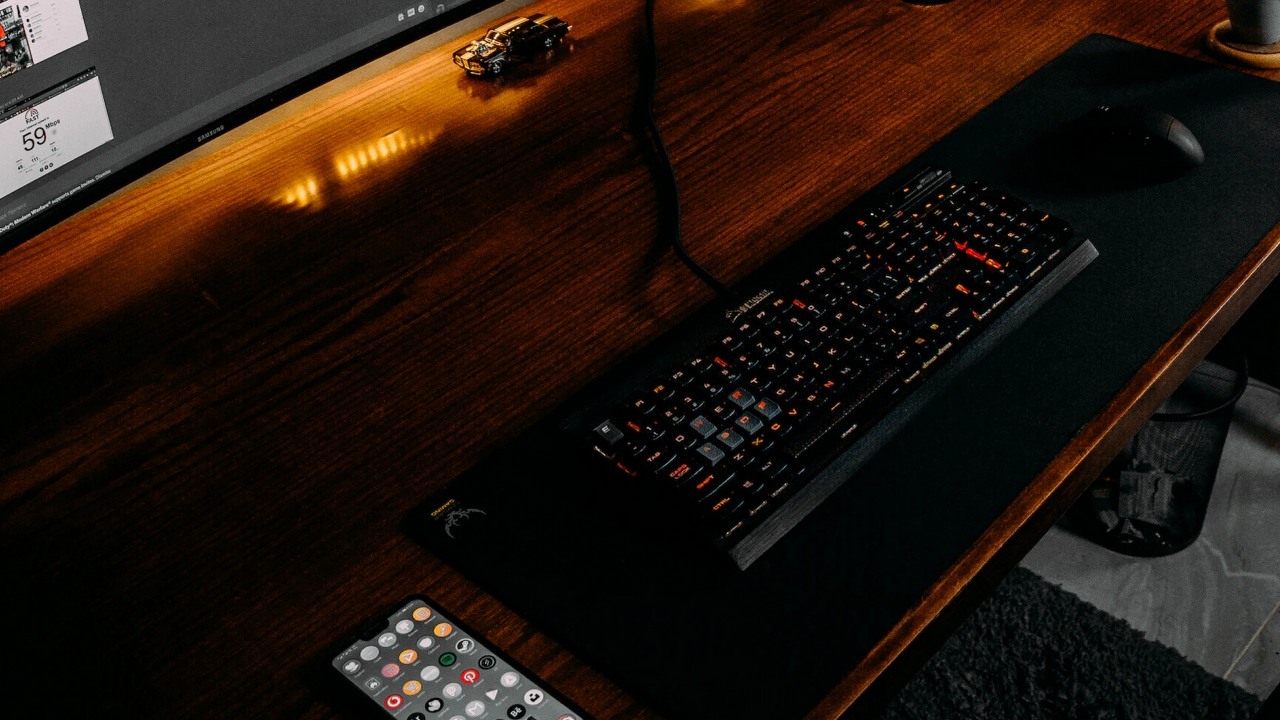 Klawiatura Corsair K55 RGB Pro w „Ultra okazjach” RTV Euro AGD, źródło grafiki: Amr Taha; Unsplash.com; 2021.