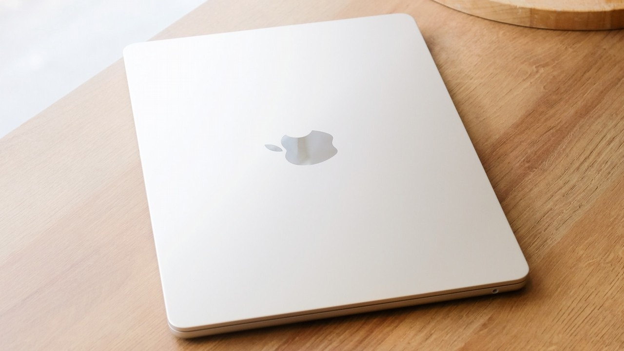 Oto dlaczego logo Apple z tyłu MacBooków już się nie świeci, źródło grafiki: Taan Huyn / Unsplash.