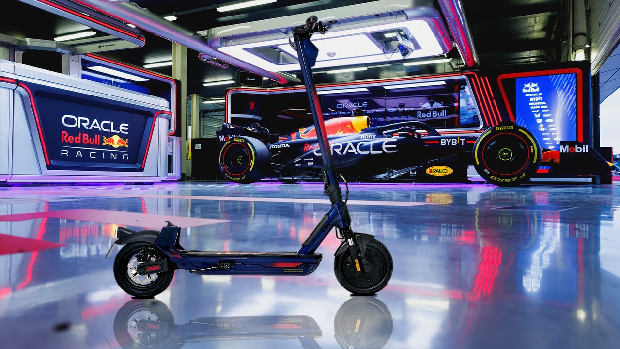 Promocja na hulajnogi elektryczne w Media Expert, źródło grafiki: Twitter, Oracle Red Bull Racing, Red Bull Racing, grafika promocyjna.