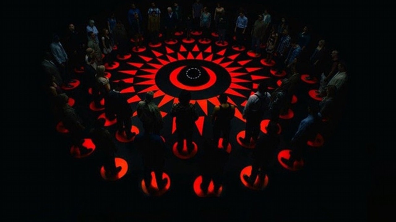 Nieznany horror sci-fi na Netflixie zabija w 2-minutowych odstępach - abyś mógł zakwestionować swoją moralność, źródło grafiki: Circle, reż. Aaron Hann i Mario Miscione, Taggart Productions / Votiv Films, 2015.