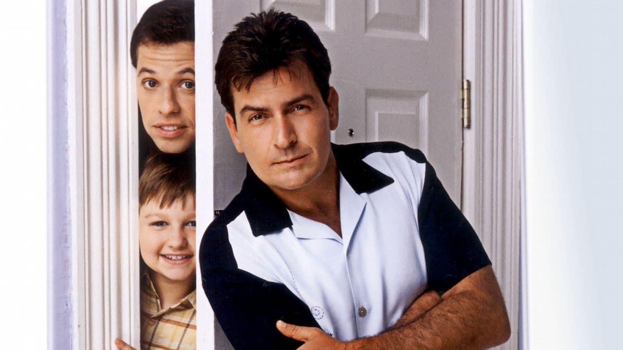 Charlie Sheen oraz twórca Dwóch i pół zażegnali konflikt. Stworzą nowy serial, źródło grafiki: Dwóch i pół, Chuck Lorre, The Warner Bros. Television, 2003.