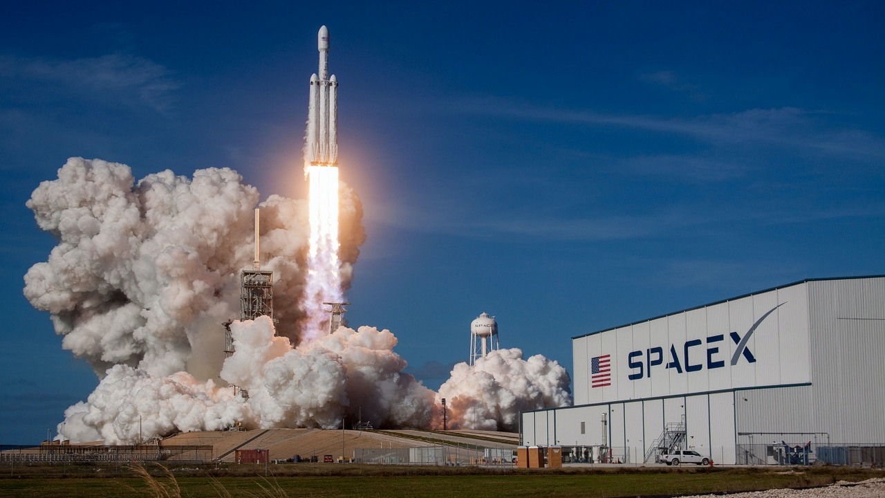 Rakieta Elona Muska wybuchła kilka minut po starcie, źródło grafiki: Unsplash | SpaceX.