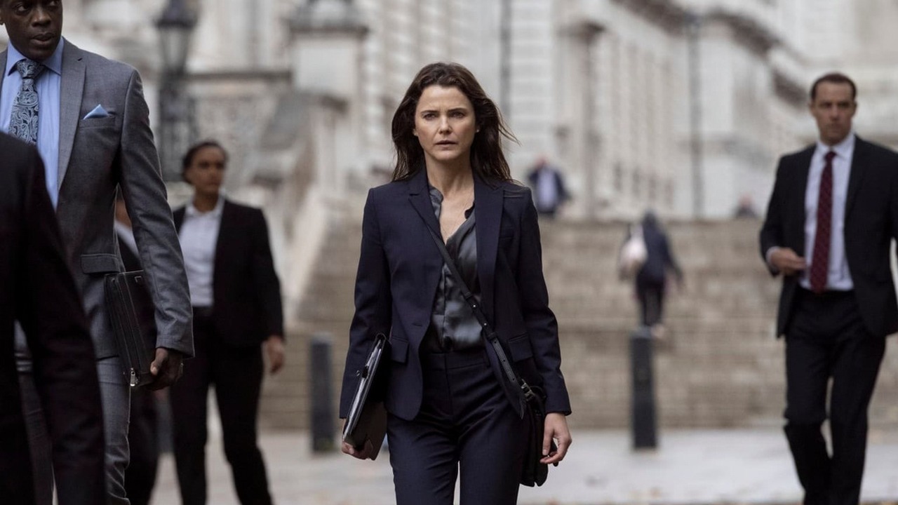 Jeśli podobał Ci się Nocny agent, to oczaruje Cię nowy thriller polityczny Netflixa, źródło grafiki: Dyplomatka, Debora Cahn, Netflix, 2023.