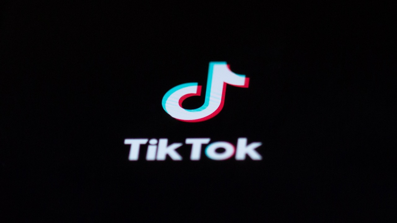 TikTok usuwa nieprawdziwe materiały o zmianach klimatycznych, źródło grafiki: Unsplash | Solen Feyissa.
