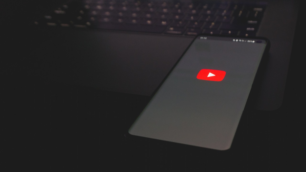 YouTube dostał odświeżoną bibliotekę w aplikacji mobilnej, źródło grafiki: Unsplash | Azamat E.