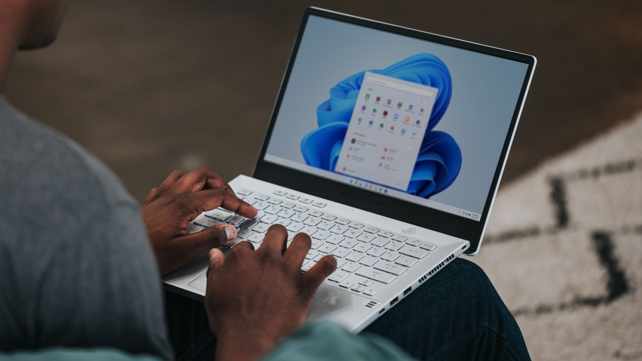 Microsoft przywróci popularne funkcje Paska zadań w Windows 11, źródło grafiki: Unsplash | Windows.