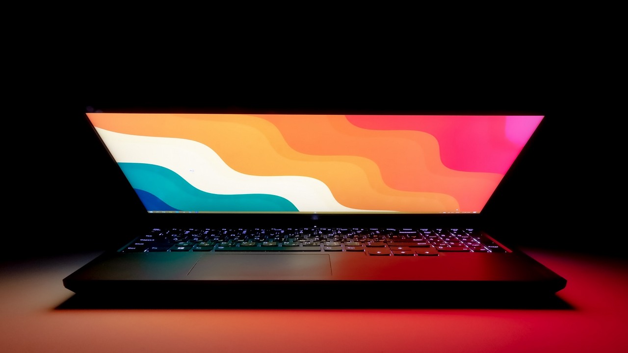 Karty graficzne od AMD mogą namieszać w tanich laptopach, ale jest haczyk, źródło grafiki: Artin Bakhan / Unsplash.