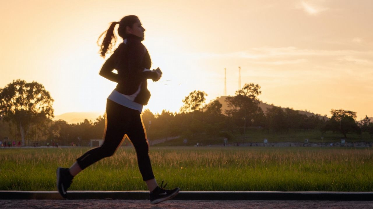 HealthGPT - AI może zostać Twoim trenerem personalnym, źródło grafiki: Unsplash | Alex McCarthy..
