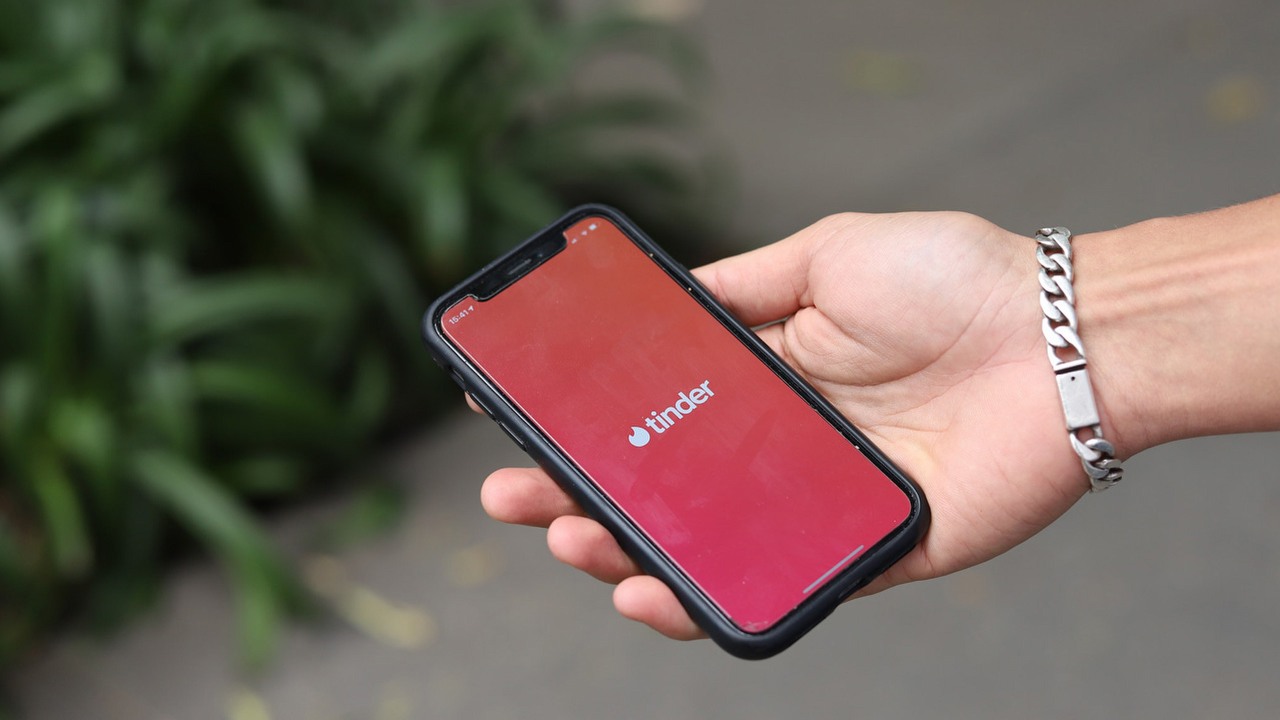 AI zwiększy Twoje szanse na Tinderze, źródło grafiki: Unsplash | Good Faces Agency.