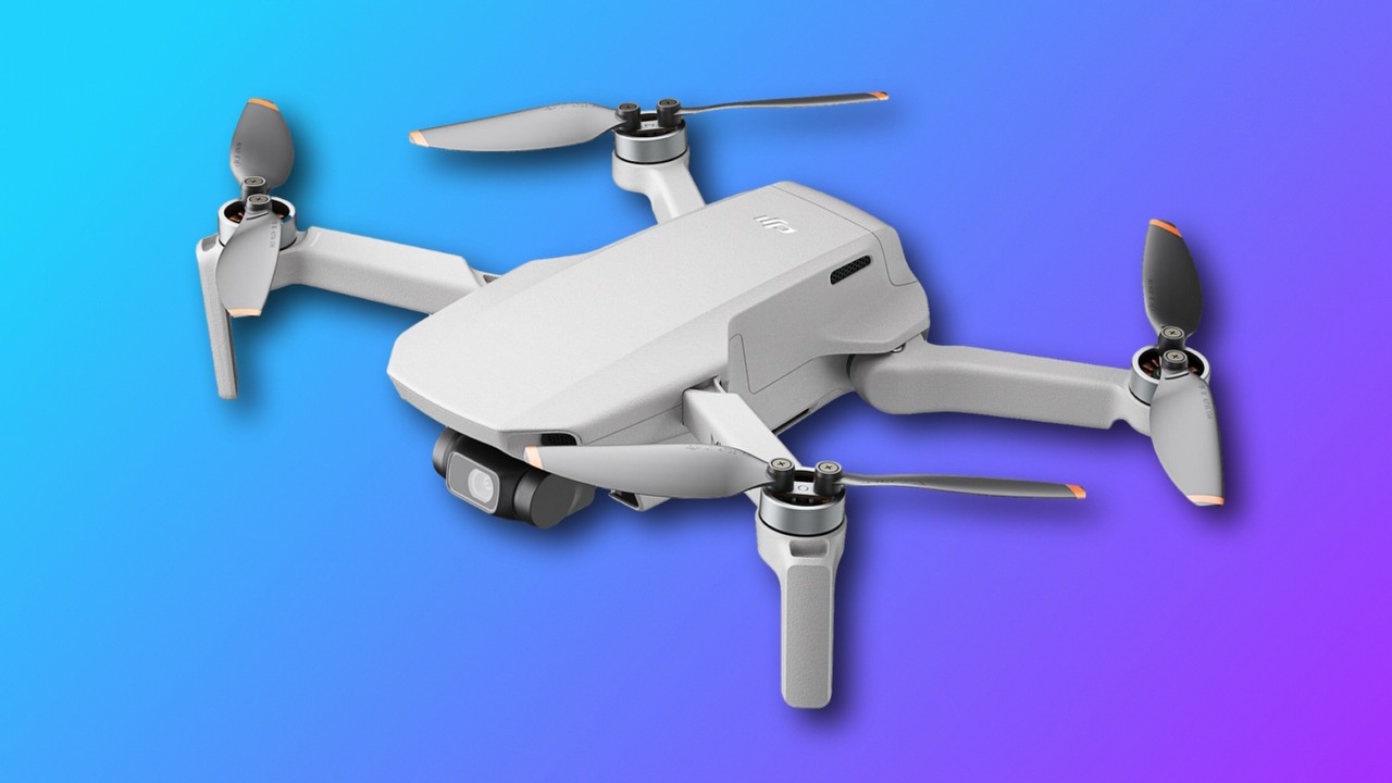 Prezenty na komunię i nie tylko w promocyjnych cenach w Media Expert, źródło grafiki: Unsplash, Luke Chesser, DJI, grafika promocyjna.