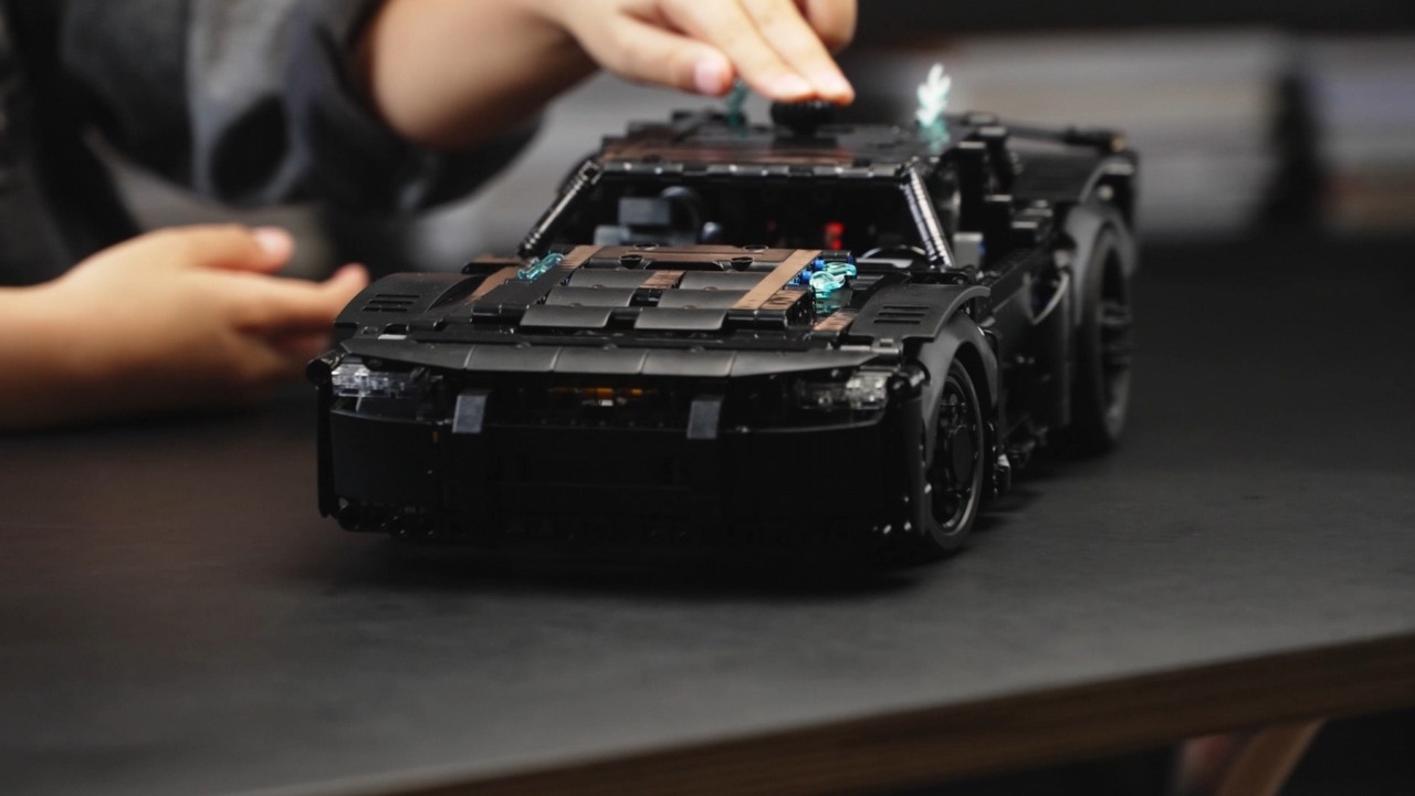 Batmobil LEGO Technic w wyprzedaży na Amazon.pl, źródło grafiki: LEGO; materiały promocyjne.