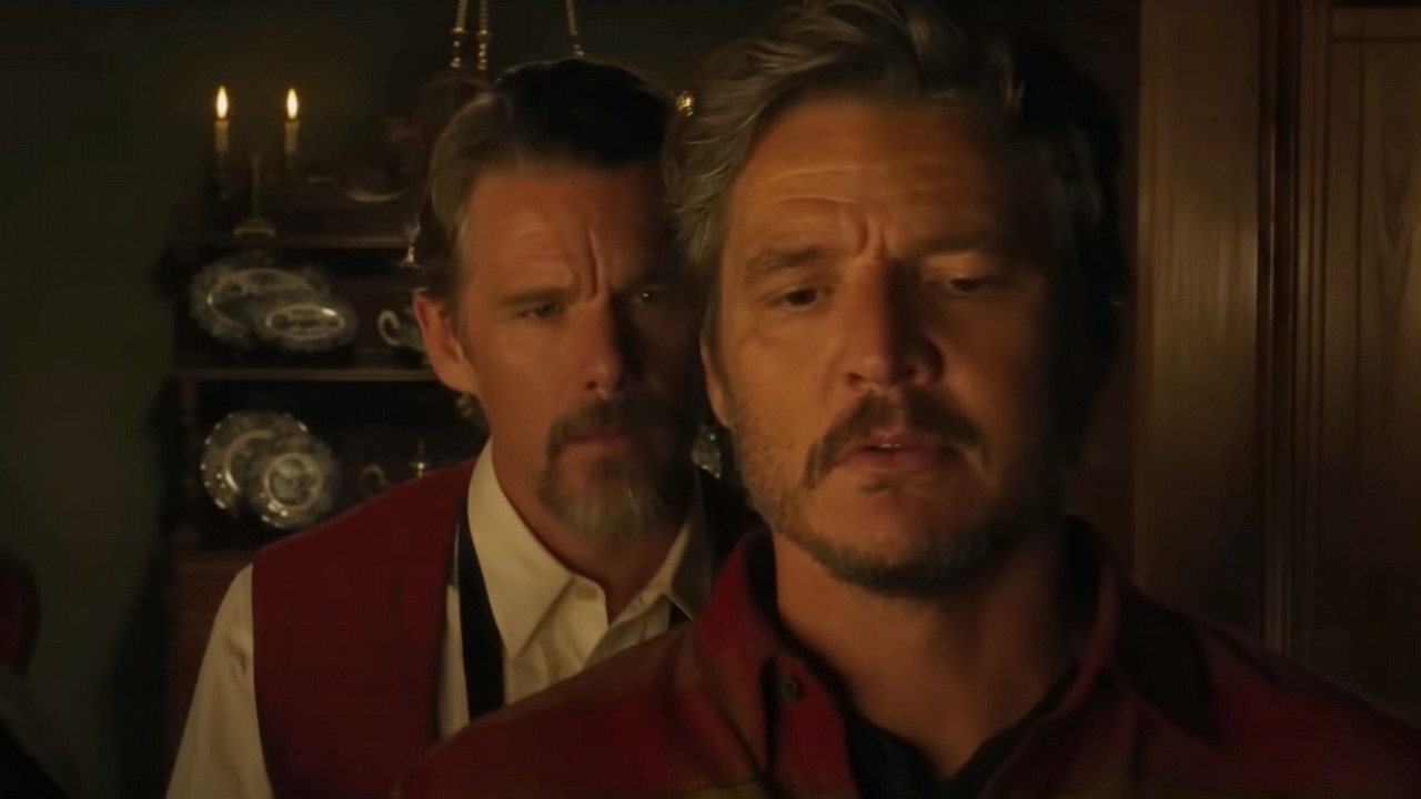 Pedro Pascal i Ethan Hawke w miłosnej historii; zobacz zwiastun queerowego westernu, źródło grafiki: Strange Way of Life; Pedro Almodóvar; Warner Bros. Discovery i Pathé; 2023.