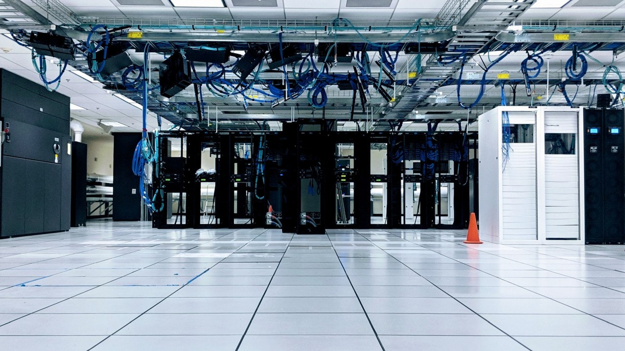 Microsoft inwestuje w Polskę, uruchomił centrum przetwarzania danych w chmurze, źródło grafiki: Taylor Vick / Unsplash.