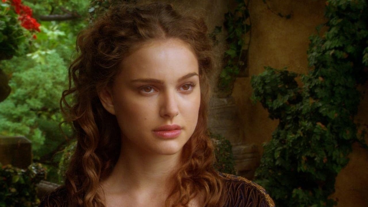 Natalie Portman ponownie jak Padme Amidala; aktorka odtwarza sceny ze swojej kariery, źródło grafiki: Gwiezdne Wojny: Część II - Atak Klonów; reż. George Lucas; 20th Century Fox; 2002.