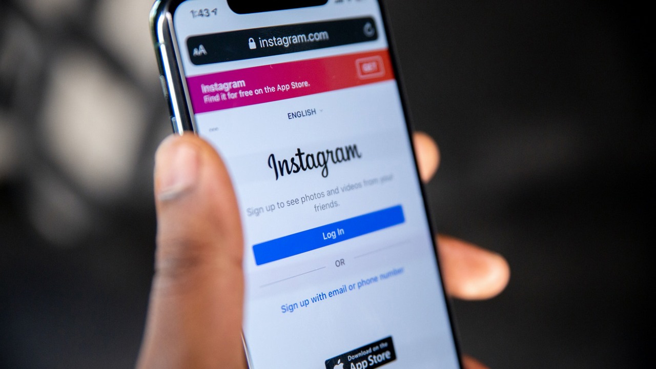 Instagram kopiuje rozwiązania TikToka i dzięki temu zyskuje na popularności, źródło grafiki: Unsplash | Solen Feyissa.