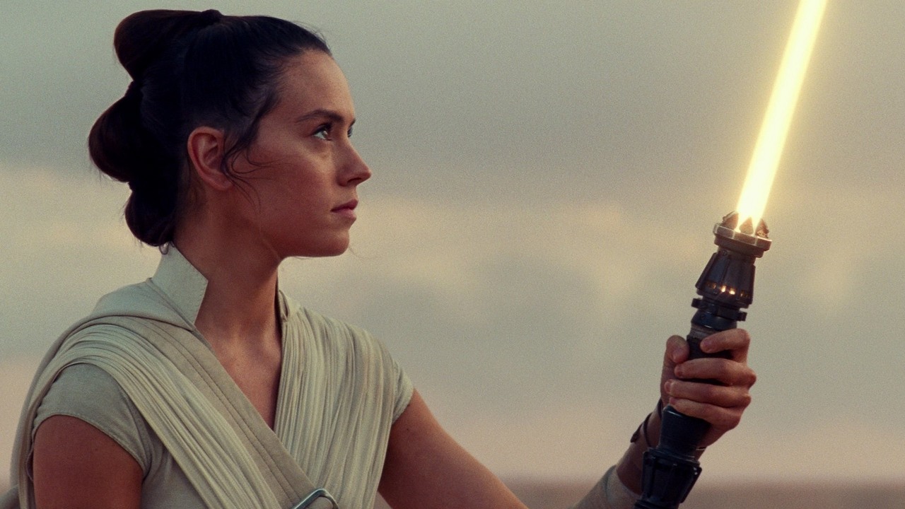 Rey na starość miała szkolić nowych Jedi? Przynajmniej w niezrealizowanym scenariuszu, źródło grafiki: Gwiezdne wojny: Część IX - Skywalker. Odrodzenie; J.J. Abrams; LucasFilm; 2019.