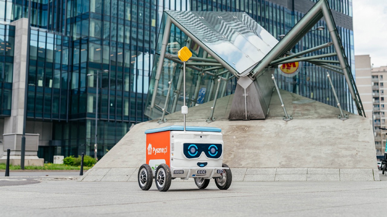 Roboty zamiast dostawców jedzenia, to coraz częstszy widok, źródło grafiki: Pyszne.pl.