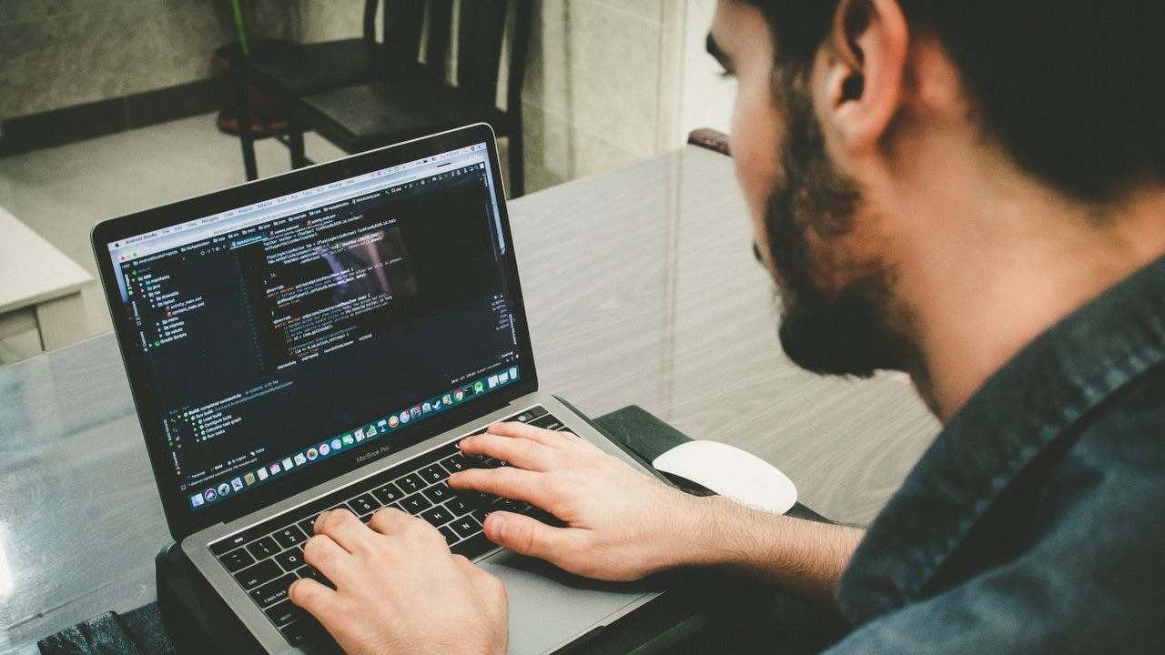 Jeden z najważniejszych producentów kart graficznych poświęca sprzętowi zaledwie 20% swojego czasu, źródło grafiki: Unsplash | Daniel Igdery..
