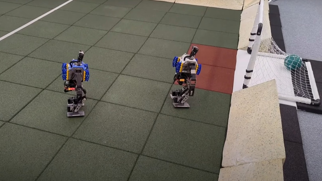 Uroczy robot gra w piłkę, a złośliwi naukowcy go przewracają, źródło grafiki: Google.