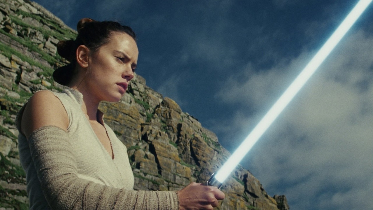 Nowy film Star Wars nie będzie o Rey? Bohaterka ma być niczym Obi-Wan Kenobi, źródło grafiki: Gwiezdne wojny: Ostatni Jedi; reż. Rian Johnson; Walt Disney Studios Motion Pictures; 2017.