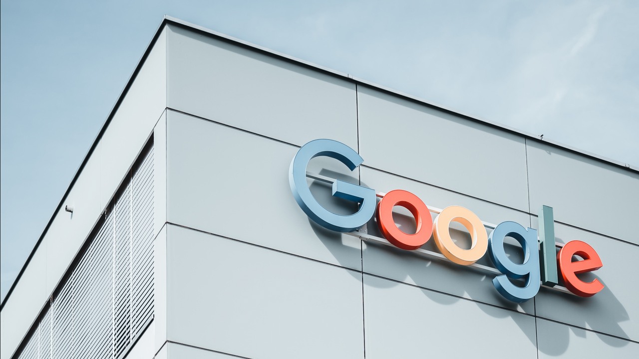 Pracownicy Google reagują memami na zwolnienia i wysoką pensję CEO, źródło grafiki: Unsplash | Alex Dudar.