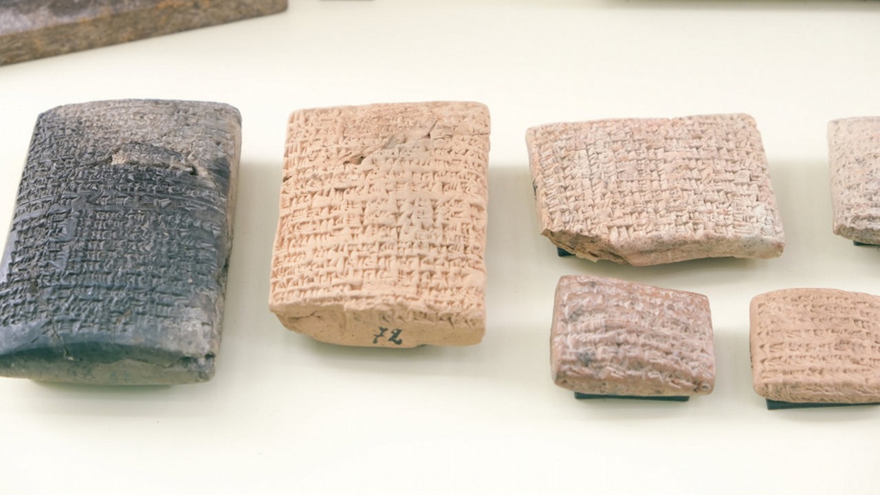 AI pomoże odczytać akadyjskie tabliczki klinowe, źródło grafiki: Twitter | PNAS Nexus.