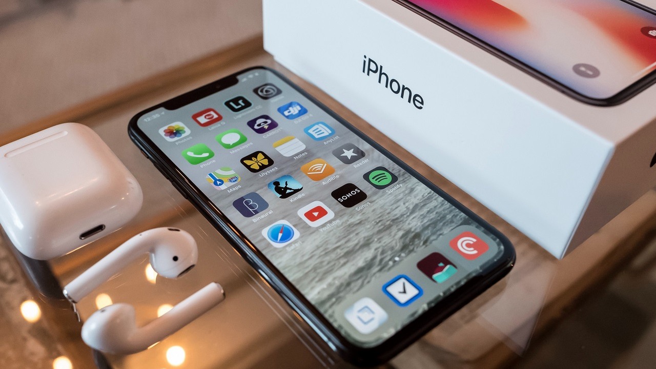 Tim Cook zachowuje ostrożność w sprawie AI w produktach Apple, źródło grafiki: Drew Coffman.