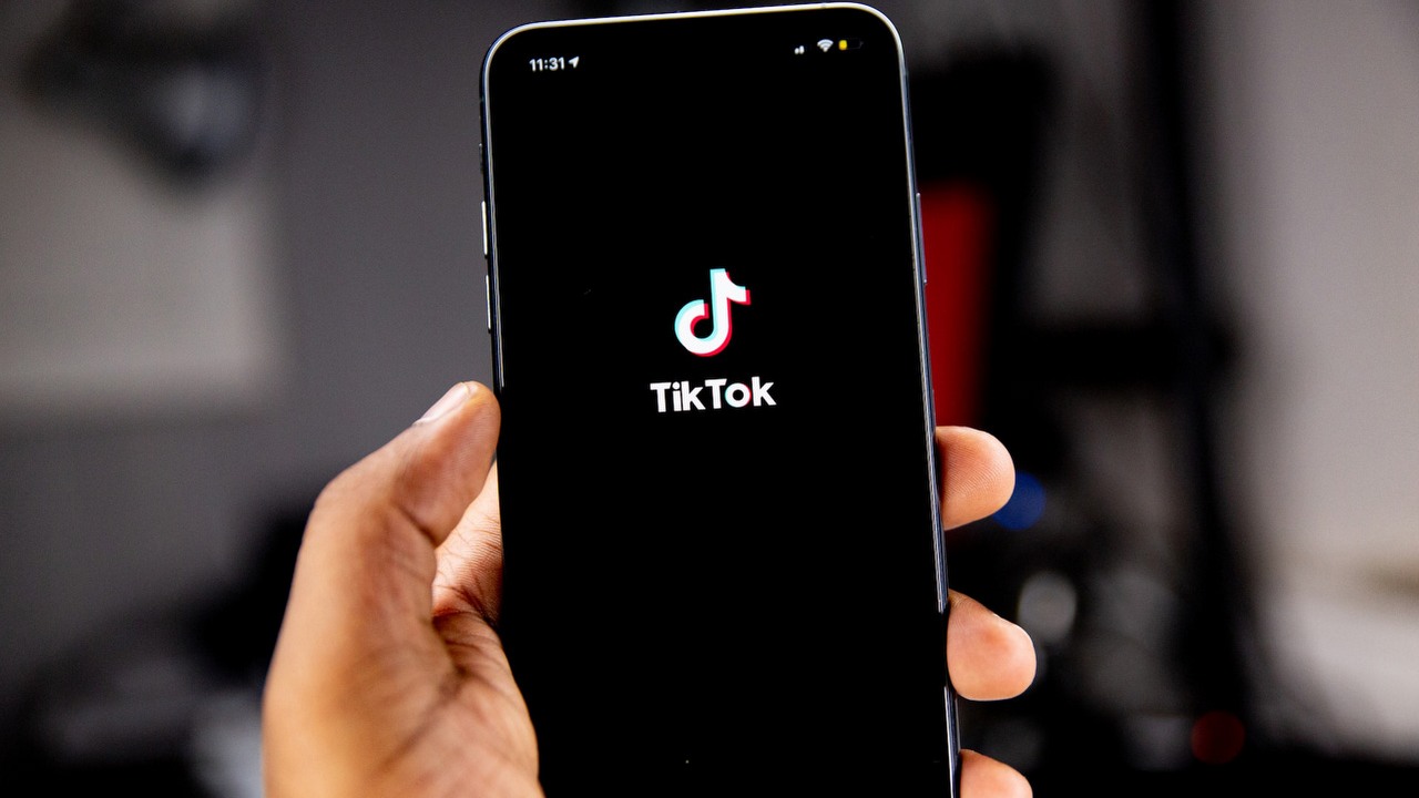 TikTok śledził dziennikarkę przez konto jej kota, źródło grafiki: Unsplash | Solen Feyissa.