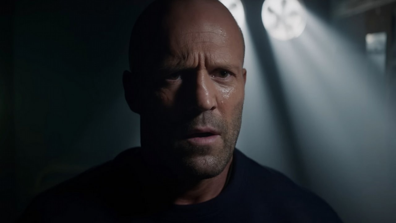 Jason Statham w zwiastunie Meg 2 walczy z największym rekinem, jakiego ktokolwiek widział, źródło grafiki: Meg 2: Głębia, Ben Wheatley, Warner Bros. Pictures, 2023.