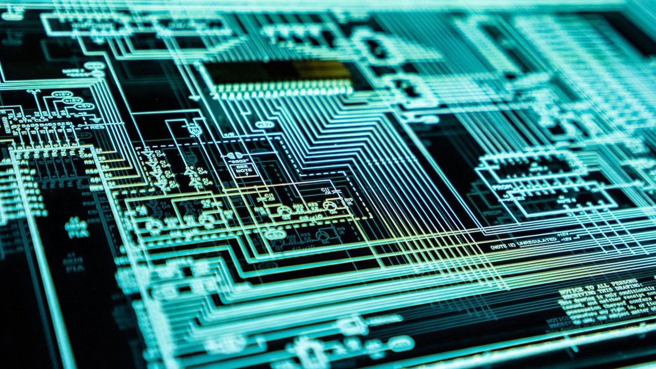 Chiny inwestują miliardy w półprzewodniki, by złagodzić skutki sankcji, źródło grafiki: Adi Goldstein / Unsplash.