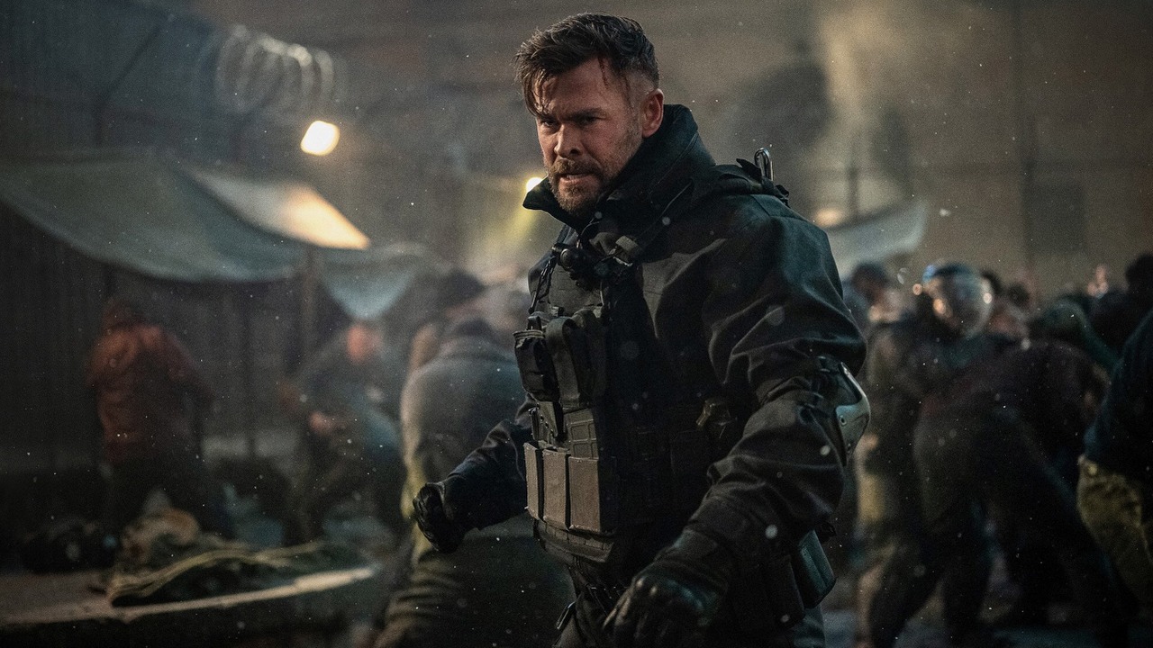 Chris Hemsworth stanął w ogniu, by nakręcić „najbardziej szaloną scenę w historii kina”, źródło grafiki: Extraction 2, Sam Hargrave, Netflix, 2023.