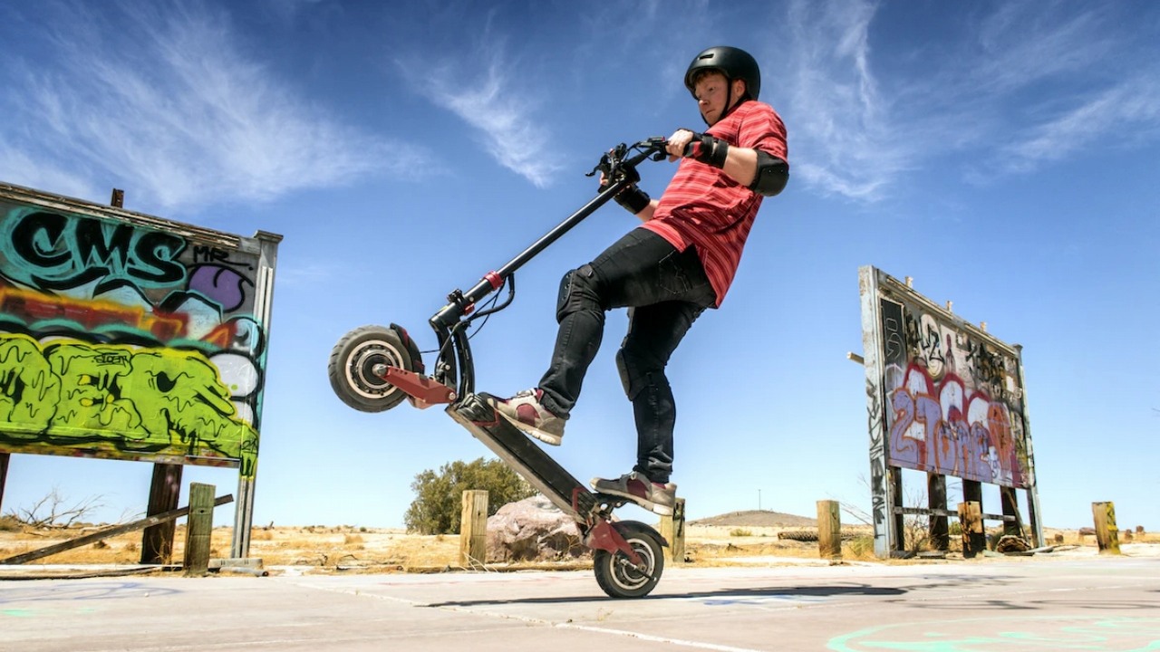 Hulajnoga elektryczna Lamborghini AL-EXT w wyprzedaży Media Expert, źródło grafiki: Varla Scooter; Unsplash.com; 2021.