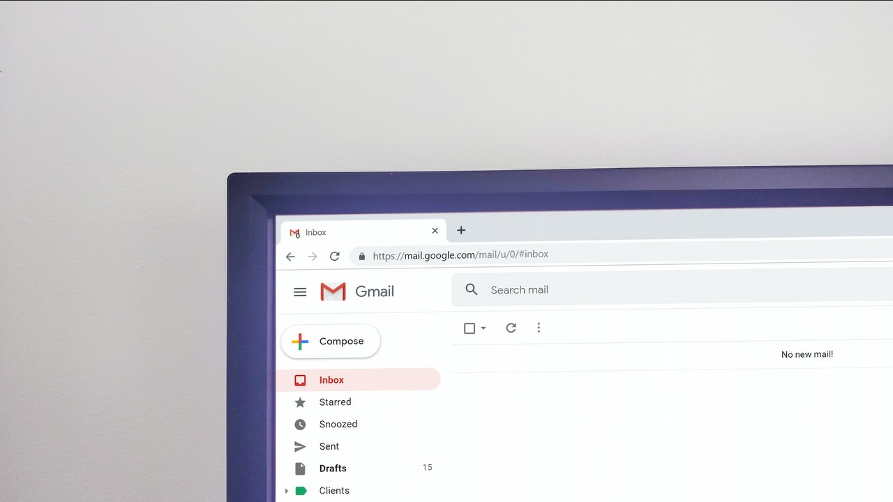 Sztuczna inteligencja napisze Ci e-mail. Google implementuje AI do Gmaila, źródło grafiki: Krsto Jevtic / Unsplash.
