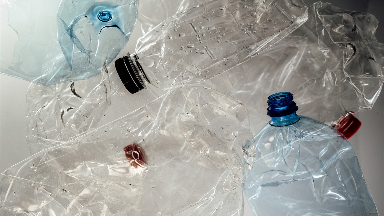 Te mikroby pomogą nam tanim kosztem pozbyć się plastiku, po prostu go trawiąc, źródło grafiki: Unsplash | Teslariu Mihai.