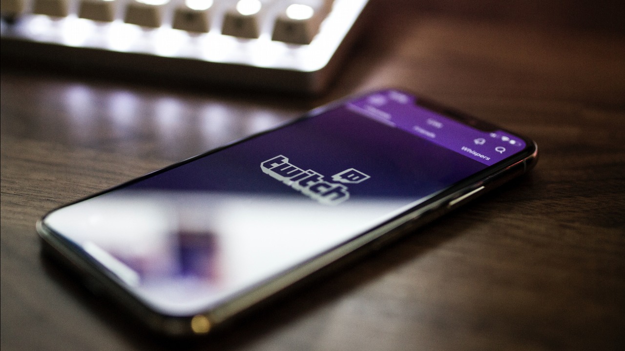 Twitch ułatwia tworzenie pionowych klipów na TikToka, źródło grafiki: Unsplash | Caspar Camille Rubin.