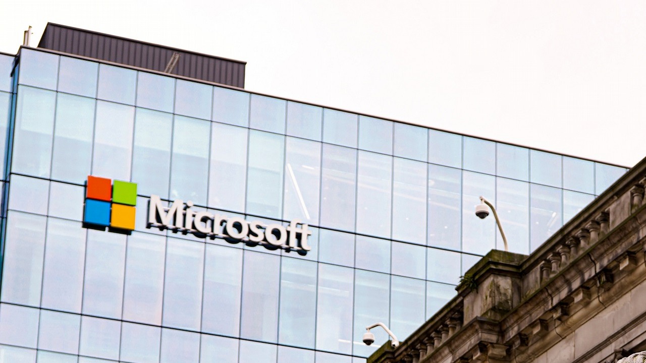 Bez podwyżek w Microsofcie, kryzys gospodarczy zagląda w oczy gigantowi, źródło grafiki: Unsplash | M Rezaie.